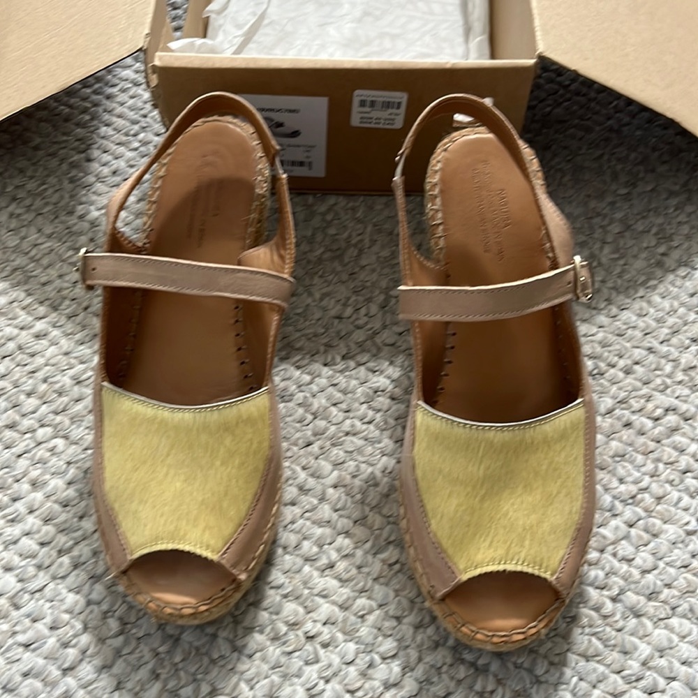 EUC beige leather w yellow fur. Size 40